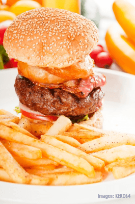 Las hamburguesas, las patatas fritas o la mera combinación de proteínas e hidratos de carbono son una auténtica bomba calórica