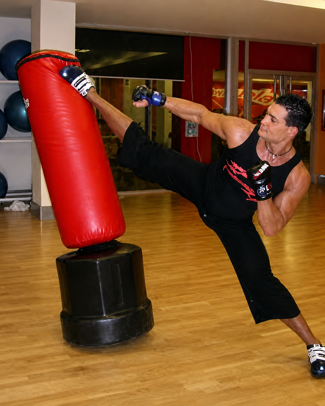 Álex Giménez entrenando artes marciales a nivel avanzado