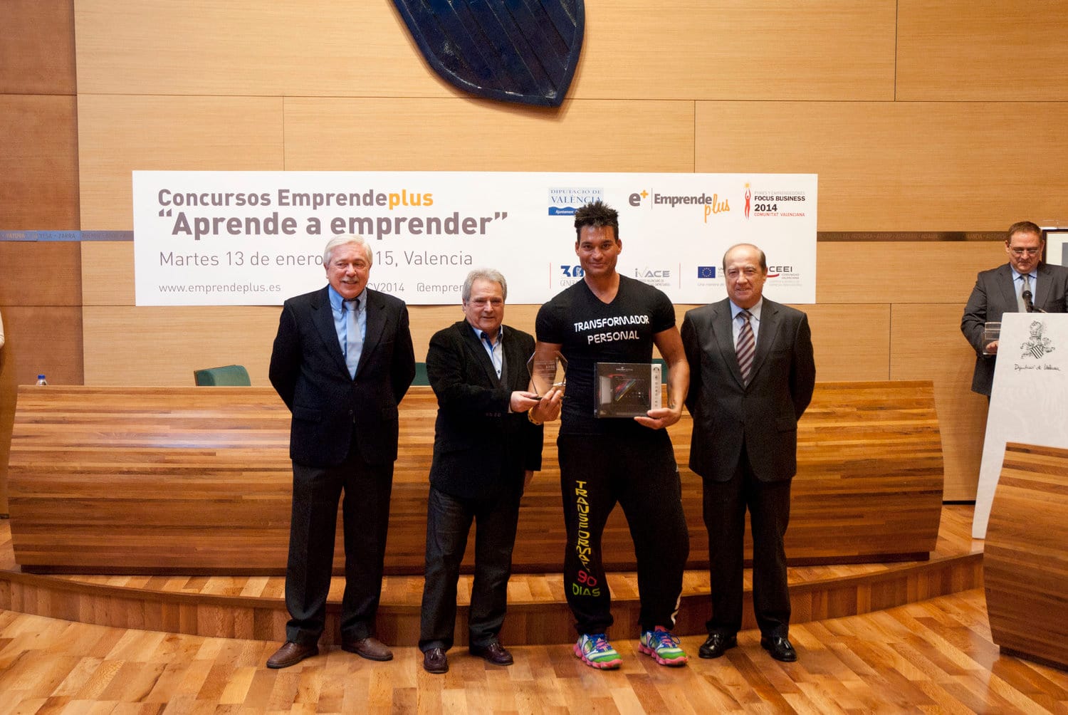Alex Giménez recogiendo el reconocimiento como ganador de la modalidad Elevator Pitch en Valencia en 2015