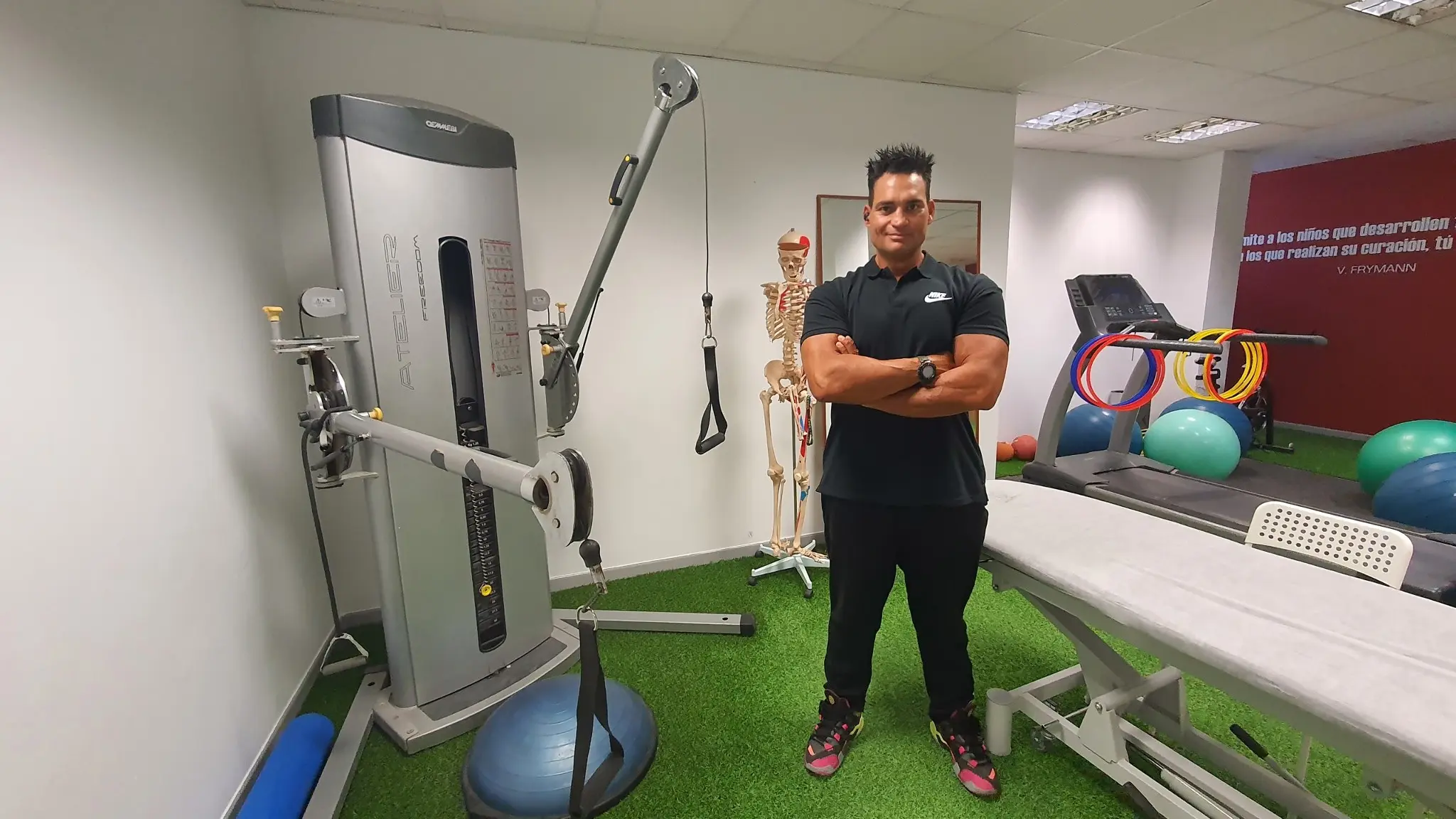 Alex Giménez en una sala clínica y de entrenamiento